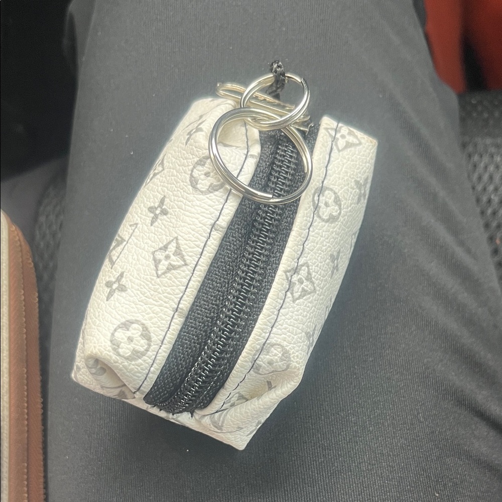WHITE KEY HOLDER POUCH